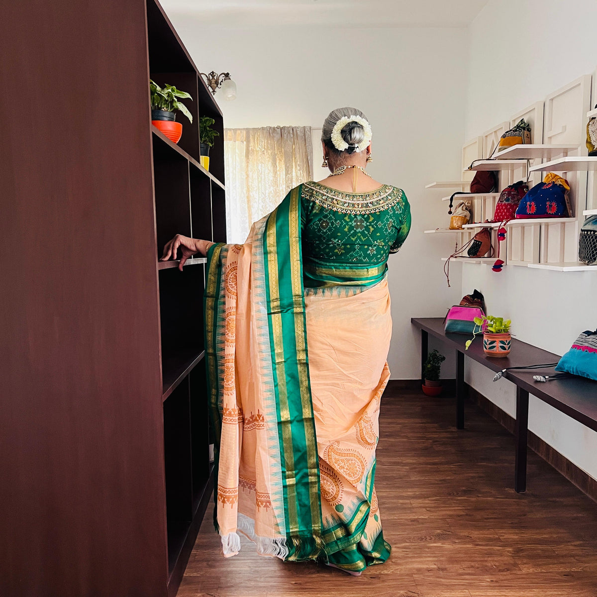 Ponduru | Sandal & Emerald