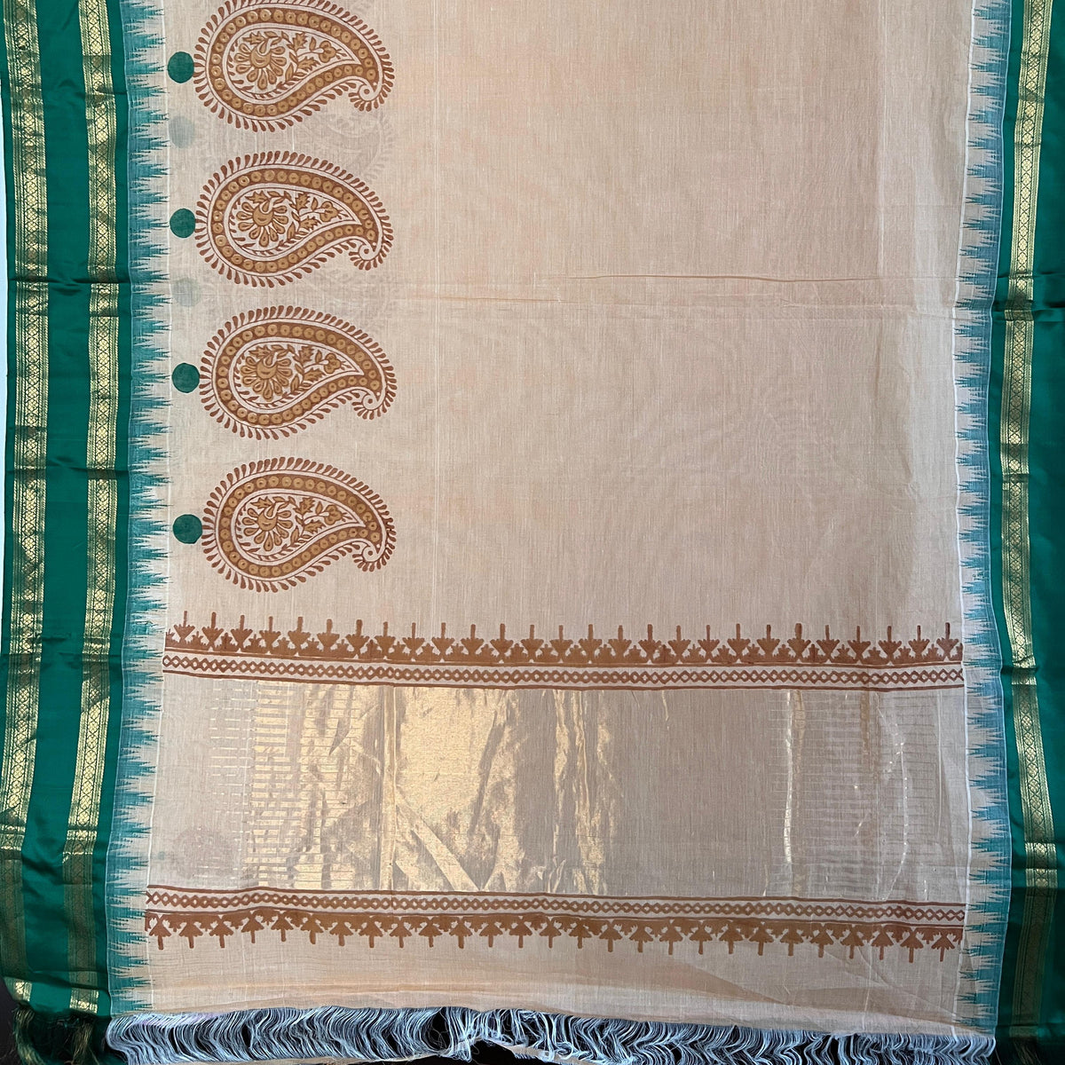 Ponduru | Sandal & Emerald